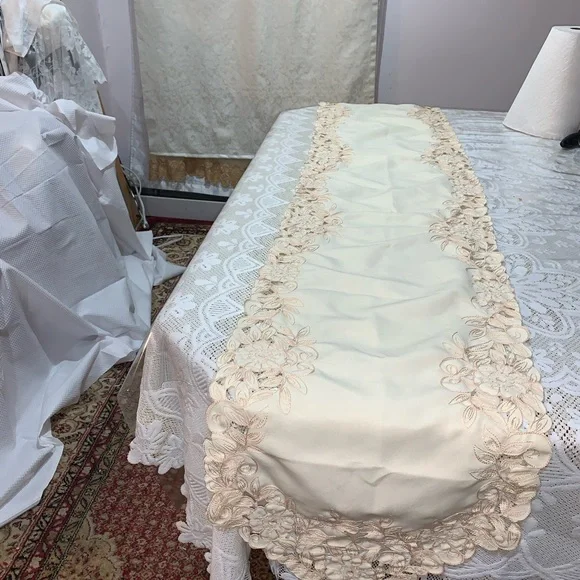 Table runner - Picture 2 of 3